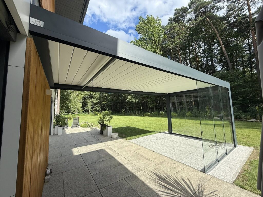 Montaż pergoli przyściennej – solidna konstrukcja dopasowana do budynku