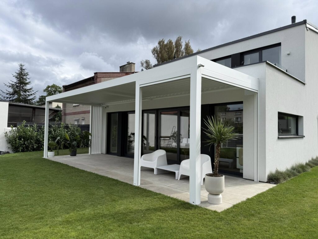 Pergola przyścienna biała powyżej 6m