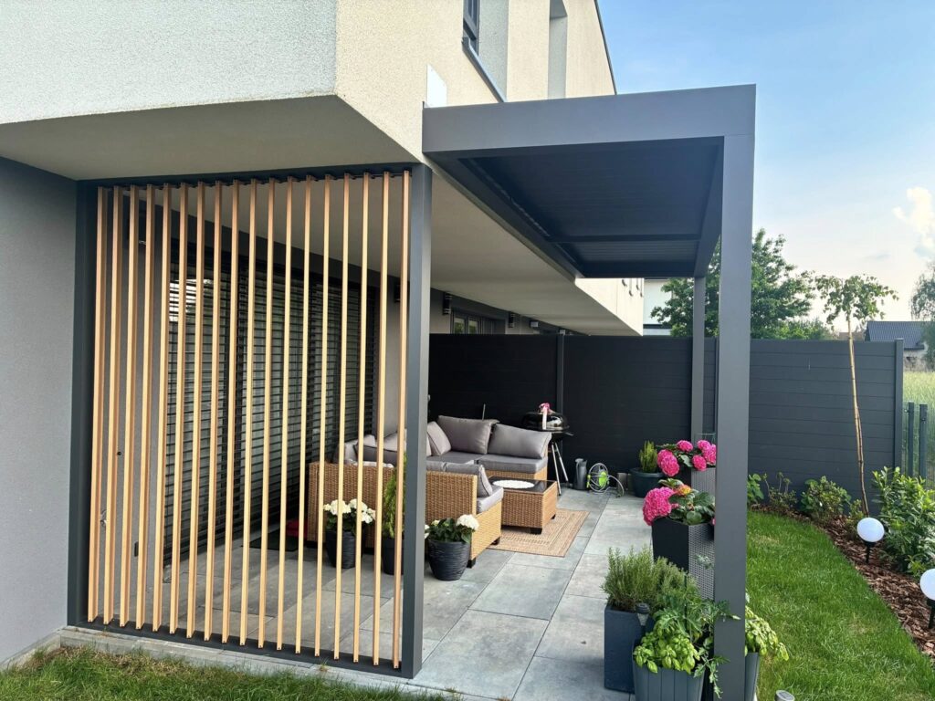 Nowoczesna pergola lamelowa z zabudową Shutters