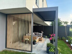 Nowoczesna pergola lamelowa z zabudową Shutters