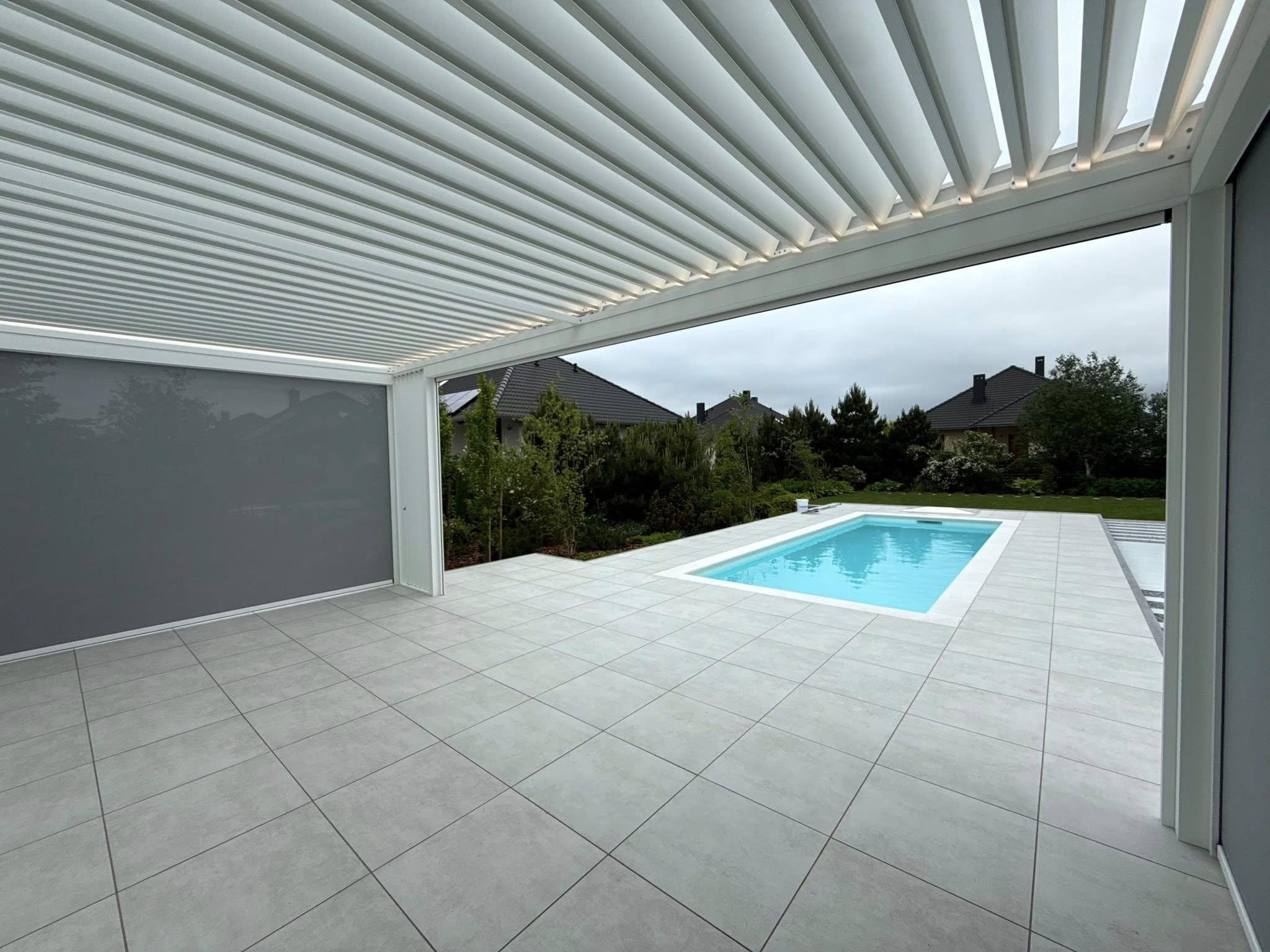 Pergola bioklimatyczna 3,5 × 6,5 m przy basenie
